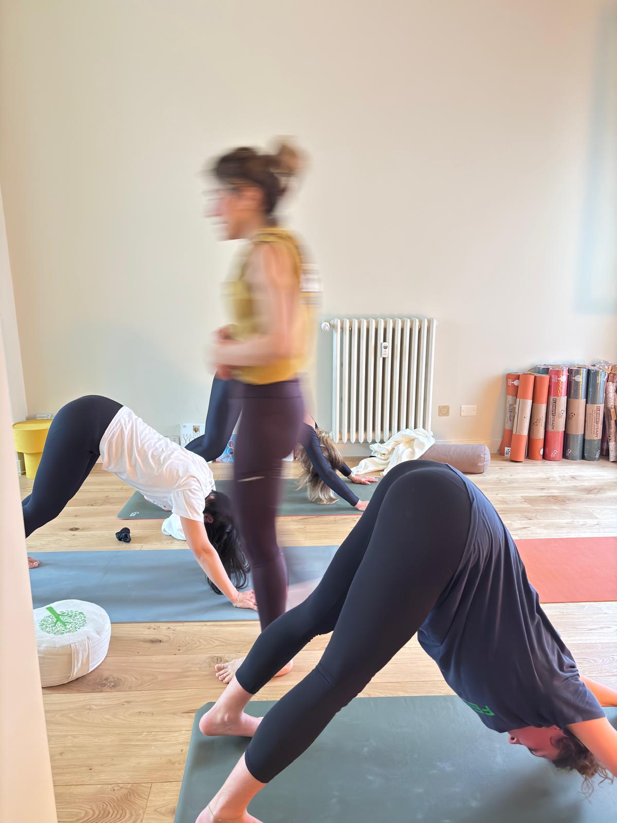 Yoga e ansia a Parma: pratica guidata di yoga presso Respira Human Upgrade, con attenzione a movimento e respirazione.