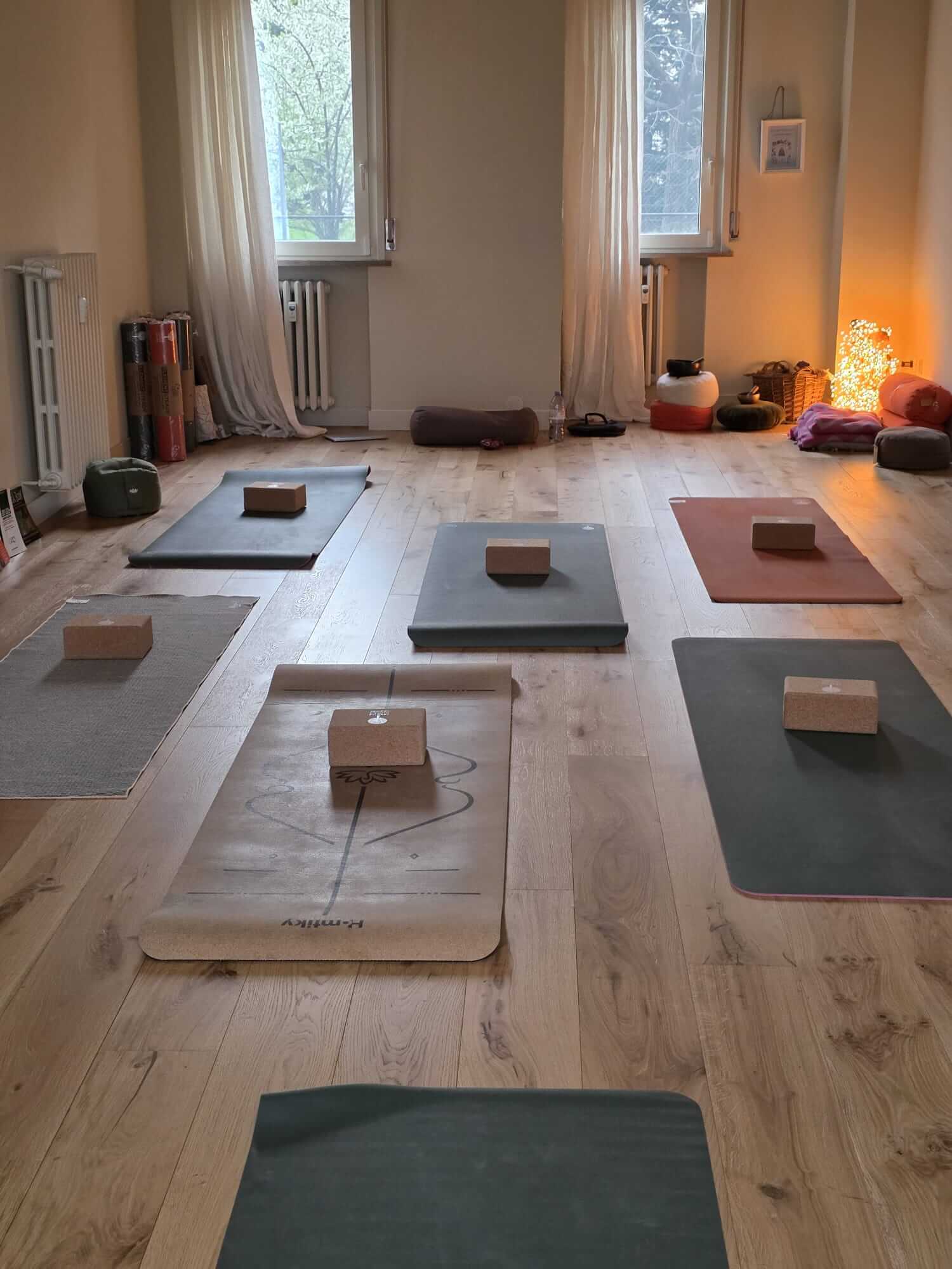 Sala yoga di Respira Human Upgrade a Parma con tappetini e supporti pronti per la pratica